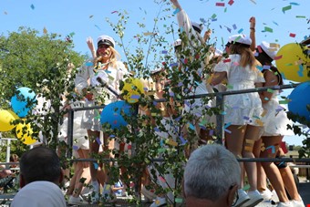 Eleverna dansade under konfetti. Foto: Johanna Simonsson