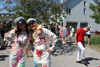 Vanna Karlsson och Wilma Parnheden bytte snabbt om till sina mlade overaller infr flaket. Foto: Johanna Simonsson