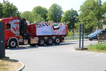 Det var glada sngtoner frn flaken nr de kte runt i stan. Foto: Johanna Simonsson