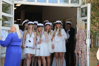 Hr stod eleverna och vntade frvntansfullt p att f springa ut. Foto: Johanna Simonsson