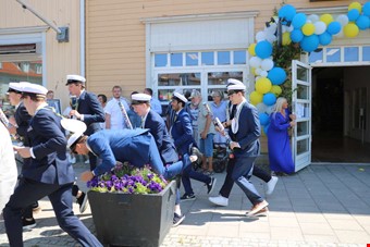 Filip Carlsson var s inne i utspringet att han snubblade ver blomkrukan, men var snabbt p ftter igen. Foto: Johanna Simonsson
