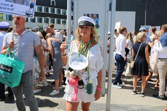 Thea Sandstrm hller hrt p att hon ska dricka varannan vatten. Foto: Johanna Simonsson