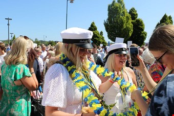 Isabelle Eklund och Ebba Pennebratt tog emot kramar och gvor frn anhriga. Foto: Johanna Simonsson