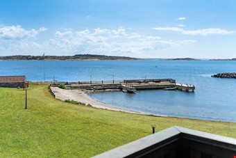 Fastigheten har en privat strand och egen brygga. Foto: Fastighetsbyrn