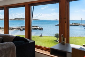 Frn huset har man en panoramautsikt ver fjorden. Foto: Fastighetsbyrn 