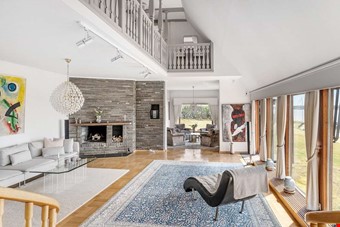 I allrum/salongen finns en ppen spis. Foto: Fastighetsbyrn