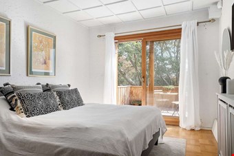 Ett av husets sovrum. Foto: Fastighetsbyrn