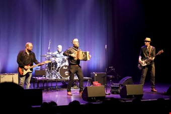 Lars Karlsson band Peter Brodin p gitarr fr Thomas Andersson var sjuk, Gran Viksten p trummor, Lars Karlsson p dragspel och Simon Hckert p bas.