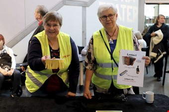 Barbro Andrn och Margareta Eriksson representerade IFK Fjrs och slde lotter med vinster sknkta av arrangren Karlssons Musik.