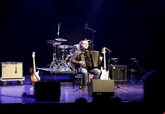 En ensam man p scenen med sitt dragspel ser vldigt lite ut fr vrlden, men vilket drag Sren Brix kunde stadkomma.