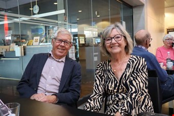 Bernt Jonsson och Yvonne Jonsson kom dit fr Sir Bourbon Dixieland Band. 