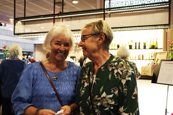 Kerstin Palm och Lena Knape kom fr att stdja Rda korset, som var arrangr, och fr musiken. Foto: Julia Sandstn Vikberg