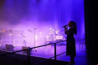 Sngerskan Johanna Hjort inledde konserten med vacker sng. Foto: Julia Sandstn Vikberg