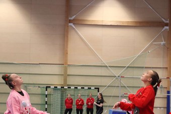 r det en fgel? r det ett flygplan? Nej, bara en gymnast som hoppade riktigt hgt... Foto: Andreas Linder